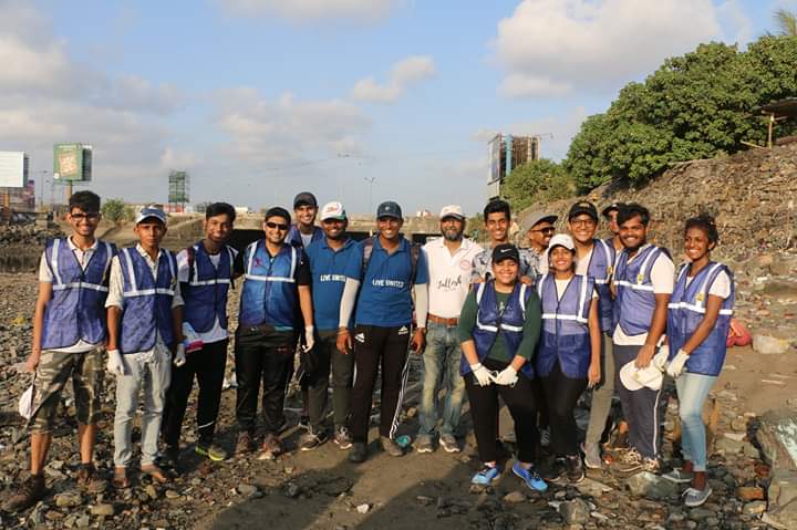 projectmumbai1's tweet photo. Some snapshots from Day 1 at Jallosh Clean - Coasts! Let's keep our enthusiasm rolling on Day 2 as well!!
#jallosh #biggestcleanup #mumbai #beach #river #sea #mumbaikeliyekuchhbhikarega #volunteers #action #protect #environment #nature #weekend #trashtag #india #ecofriendly https://t.co/FFKc3INZW7