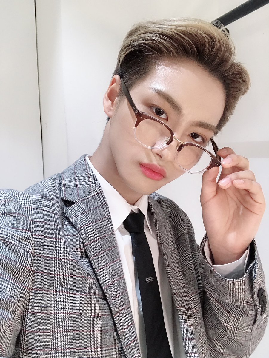 ATEEZofficial's tweet photo. [#성화] 지인짜 오랜만에 전신샷📸
에이티즈 컴퍼니 들어오고 싶은 에이티니 손🖐🏻
#ATEEZ #에이티즈 https://t.co/4frjwBGmTP