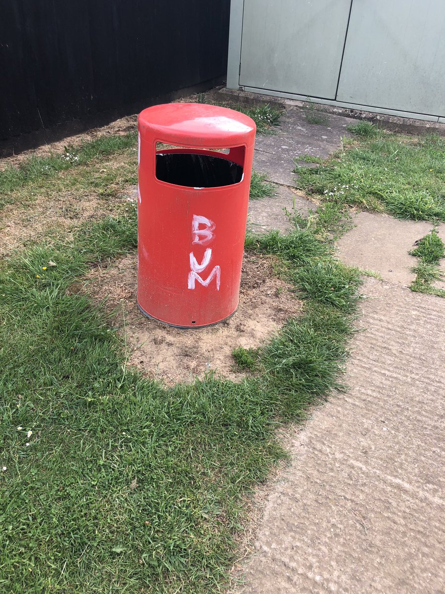OCcleanerRich's tweet photo. The graffiti artists in my village need to get a little bit more gangster 😂😂😂 https://t.co/lz8TZRzh6f