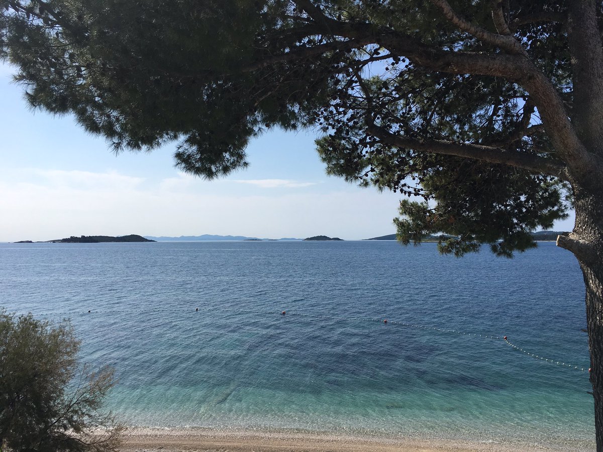 aniko_beatrice's tweet photo. Alles ganz schlimm hier! #Kroatien #blendend https://t.co/Wj1qLweTrl