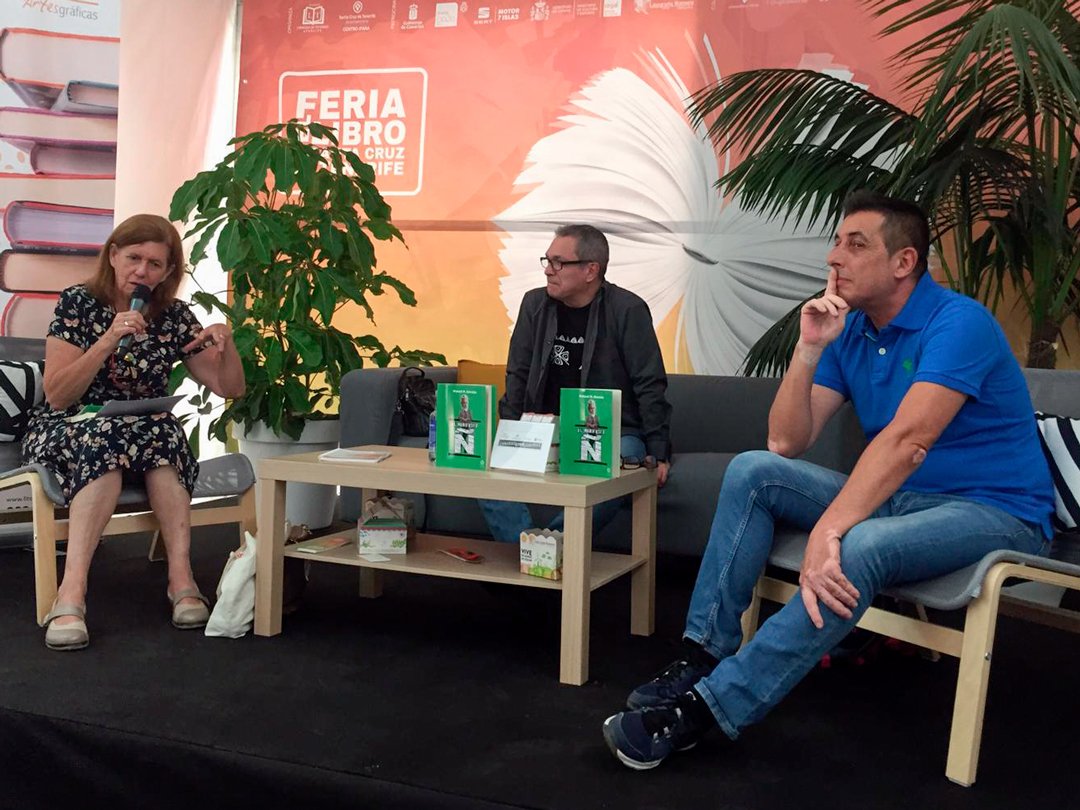 mmeida's tweet photo. Ayer, en la @ferialibrotfe, presentado 'El Manifiesto Ñ' con Cecilia Domínguez Luis y Roberto Toledo Palliser

#ElManifiestoÑ @edsieteislas @LdMujeresCanari https://t.co/Ovr5G8hcpz
