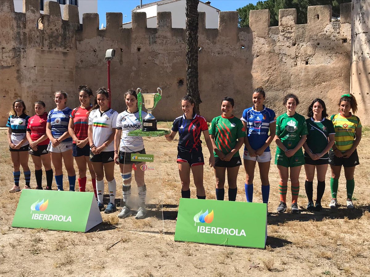 TourSport_'s tweet photo. 🔴 Compartimos la foto de las capitanas de los equipos, 📸ayer en la muralla de #Alzira. 

🏉 @CopaReina7s de @iberdrola organizada por @tsbsport

🏉#CopaReina7s https://t.co/tdw44rUSXX