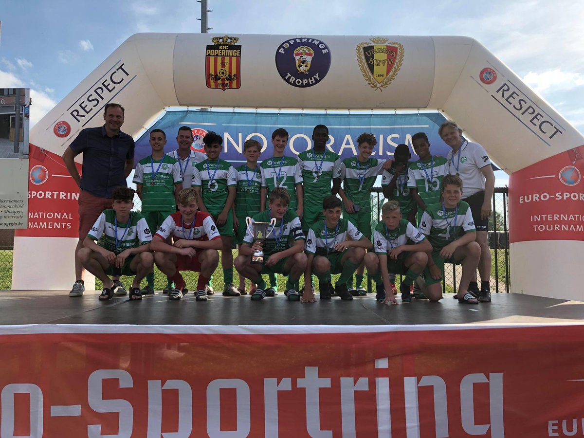 vvBaronie_nl's tweet photo. En nog meer Baronie succes: JO15-1 heeft, onder leiding van Mark Verheijen en Bas Luppes, in België het meerdaagse internationale toernooi van Poperinge (Poperinge Trophy) gewonnen! Proficiat heren 👍🏻 #vvbaronie #amateurvoetbal #jeugdvoetbal #kampioenen https://t.co/5ayEFjDZY5