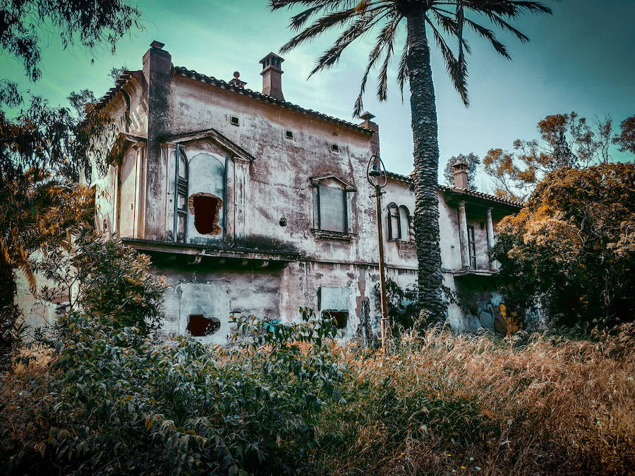 lasprovincias's tweet photo. #Fotos 'El Vaticano' abandonado de la Comunitat, una impactante urbanización de mansiones en ruinas que sobrevivió a más de 100 bombardeos durante la Guerra Civil https://t.co/bGudrvSNZf https://t.co/xUt4DnY48X