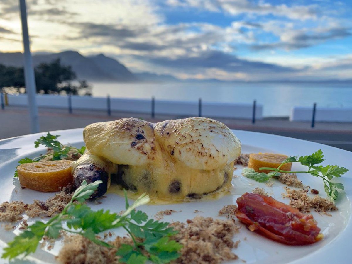 The #UltimateBenedict in the ultimate location!

"Geelperske" boerewors, two perfectly poached eggs, hollandaise and biltong powder.

#Hermanus #BurgundyRestaurant #SundayMorning #EggsBenedict