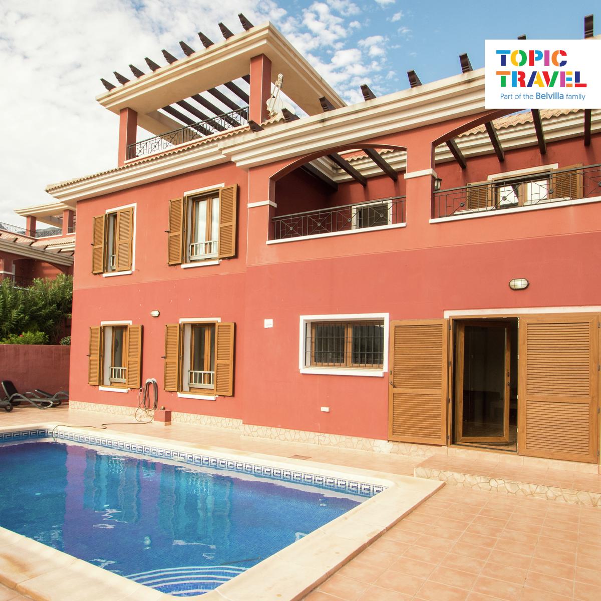 TopicTravel's tweet image. Dit kleurrijke vakantiehuis ligt in Spanje en heeft ruimte voor u en negen anderen! De villa is ruim en smaakvol ingericht. Vanuit het terras heeft u een prachtig uitzicht op de mooie omgeving. Wie neemt u mee? 😍 bit.ly/2wmRMbR