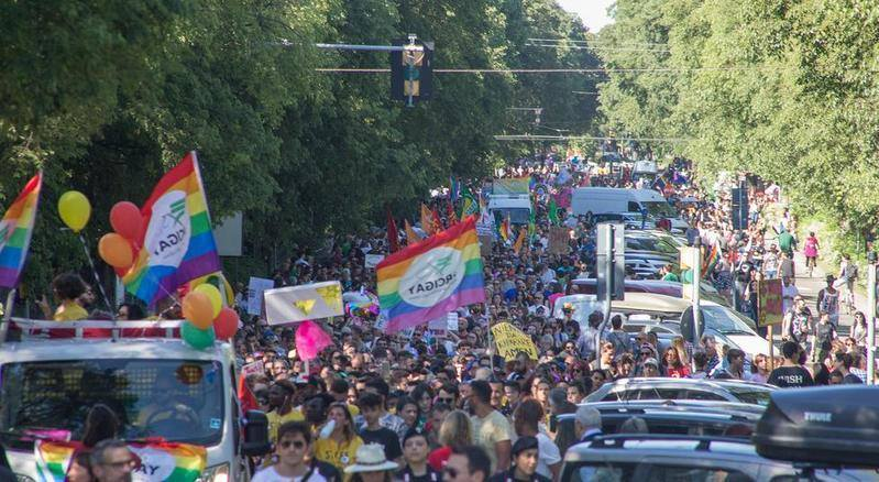 Iperbole_'s tweet image. Sono ancora felicemente frastornato dalla giornata di ieri, sicuramente una delle più belle della mia vita.

Poter, nella mia città, manifestare gioiosamente con altre 25mila persone, è una di quelle cose che ripagano di tutto. Non dimenticherò mai questo giorno #ModenaPride