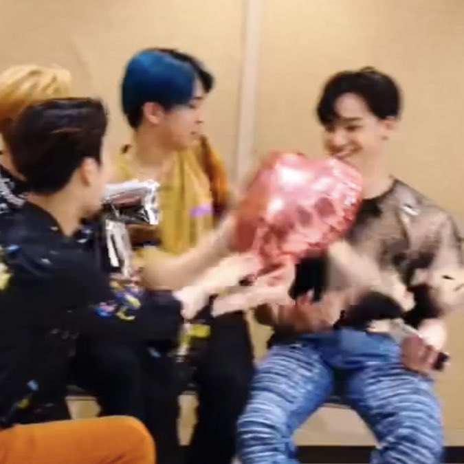 jskmyn's tweet photo. GOT6 GIVING JAEBEOM ALL THE LOVE HE DESERVES AND THANKING HIM 😭 I LOVE THIS FAMILY SO MUCH 💚 #ECLIPSE3rdWin https://t.co/mOzxqK25IB