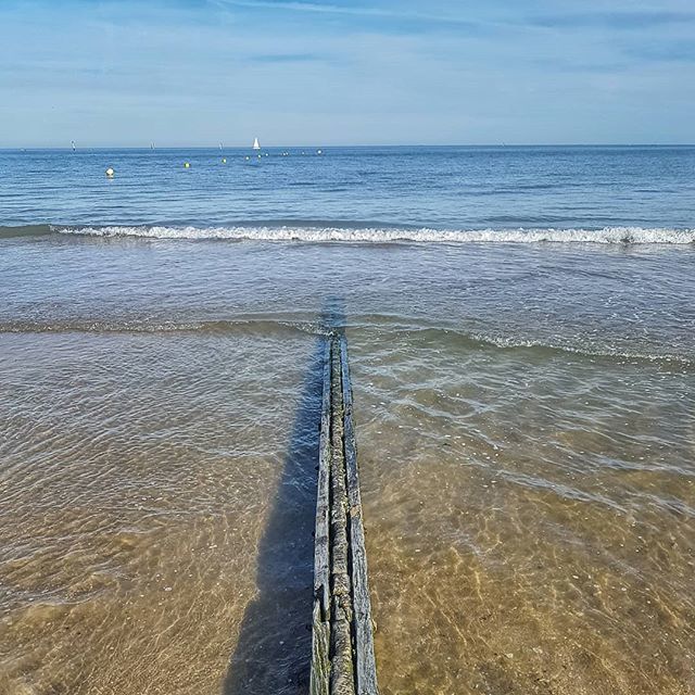 C'est parti pour une nouvelle aventure ! Il ne s'agit pas d'un voyage, mais de ma première expérience en résidence d'écriture au studio <a href="/offcourts/">Off-Courts Trouville</a> à Trouville 😊 
Un cadre idéal, en bord de mer, entouré de cinéphiles et artistes, pour trouver l'inspir… bit.ly/2W504Q9