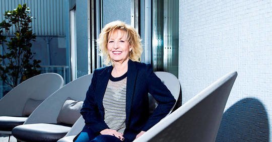 FLasgi's tweet photo. Catherine Barma : « Les réseaux sociaux, c'est la lie de la vie »
#onpc #reseauxsociaux @ruquierofficiel @France2tv 
La productrice d'« On n'est pas couché » fait le bilan de sa saison, évoque les évolutions du débat en France et l'avenir de la télévision.
https://t.co/PTbaRcqEfw https://t.co/jQ6OU0RmhE