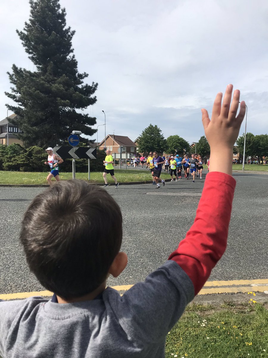 sameera2017's tweet image. Victoria Dock, #Hull residents welcome the @janesappeal 10k runners!