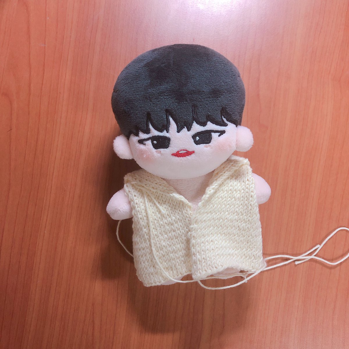 JBJ787longlong's tweet photo. 베이비돌용으로 만들고 있는 옷을 입은 울균삐ㅋㅋㅋㅋㅋ 옷에 잡아먹혔어요🤭🤭 https://t.co/xoMZ0egR39