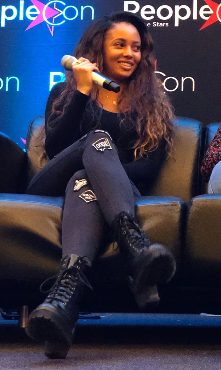 PopFloow's tweet image. #RIVERCON2 @madelainepetsch &amp;amp; @VanessaMorgan panel today at Paris, @peoplecons