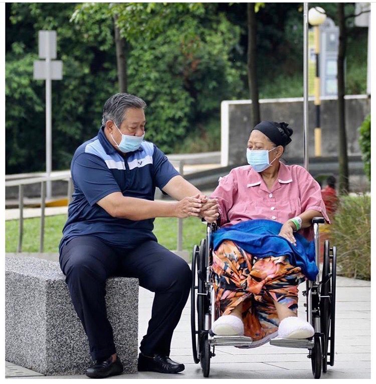 AndarZM's tweet photo. Hormat Jendral, 
Sedih dan bahagia bisa saya rasakan. #SelamatJalanIbuAniYudhoyono https://t.co/EzEIucUQrL