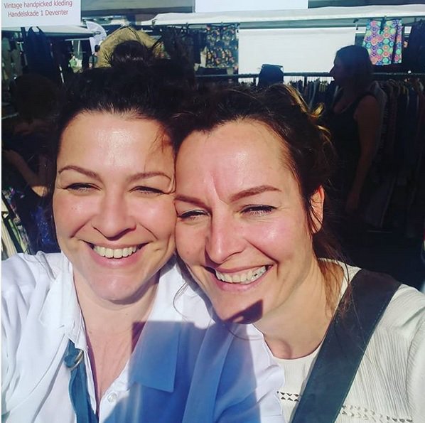 Vandaag stijgt het kwik naar 30 plus. 😅 Als je dan toch weet dat je gaat wegsmelten, geniet er dan ook maar van! Kom lekker naar onze showroom in Deventer en krijg de kriebels van onze #vintage collectie. Handelskade 1, 11-17 uur, gratis parkeren. #deventer #vintagekleding