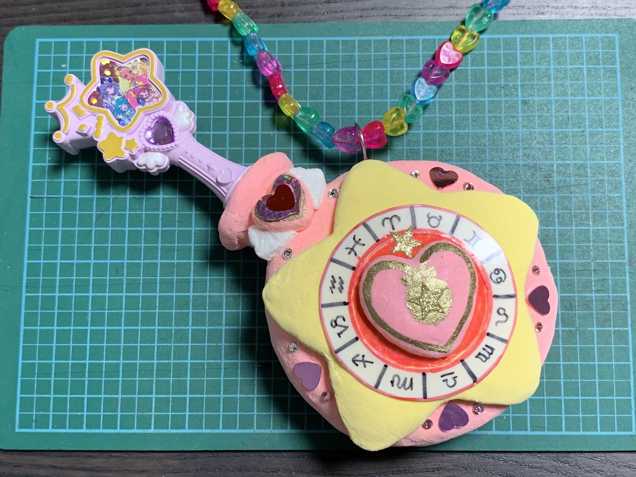 満田晴穂 Twitter પર プリキュアを見るようになった娘氏がプリキュアのペンダントが欲しいと言うことで 例の超スーパー作業性悪い軽い紙粘土で苦労して作ったスターカラーペンダント 完成直前に音が出て光るの って聞かれて心が折れそうになったw T Co