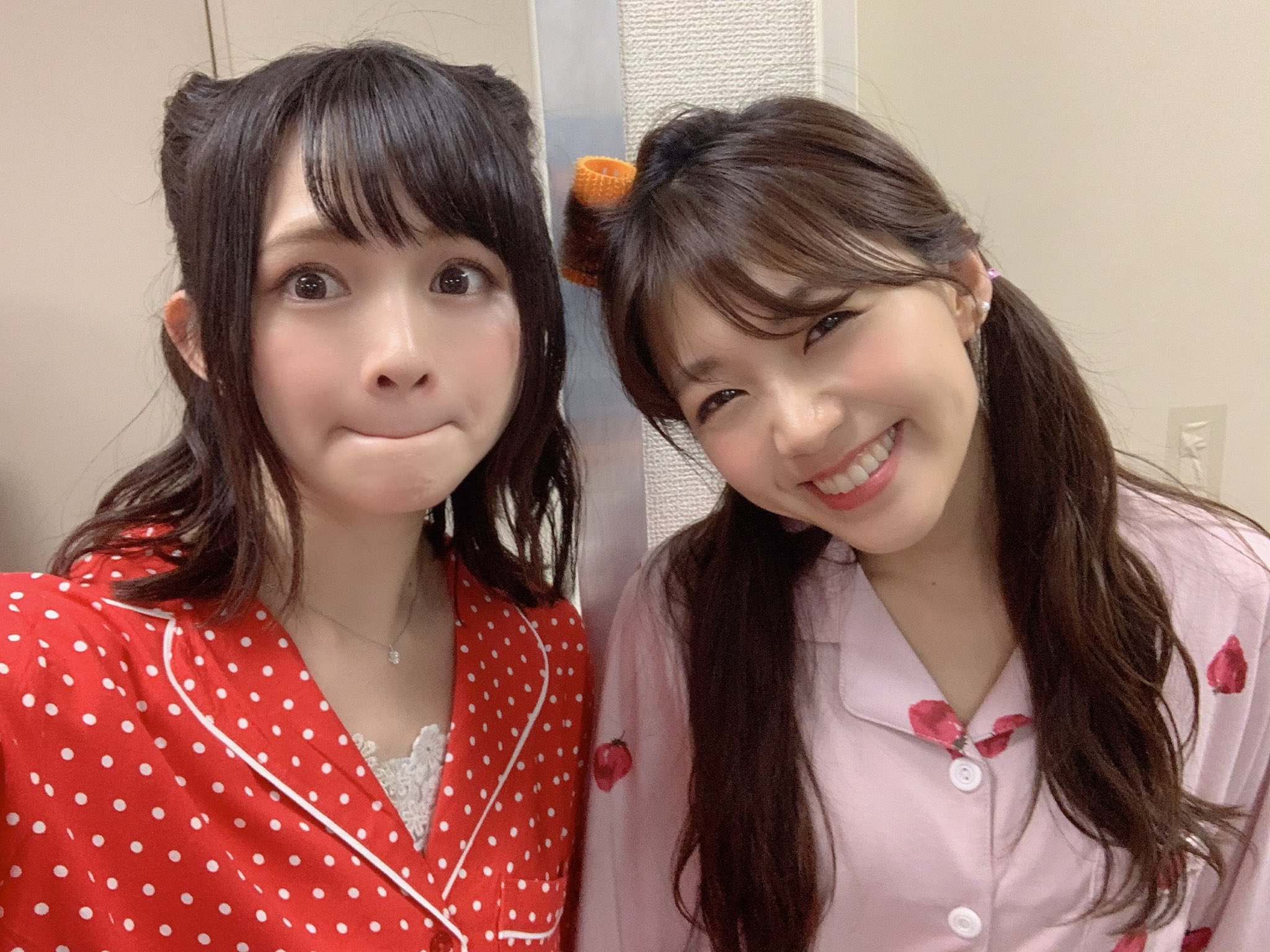 西明日香 終わってからみんなと記念に写真撮ったよ Wˇ みもりんとのツーショットでなぜこの口になったのかは謎w ひもてはうすの住人は同じ空間で無茶振りやらされるから みんな戦友 いや