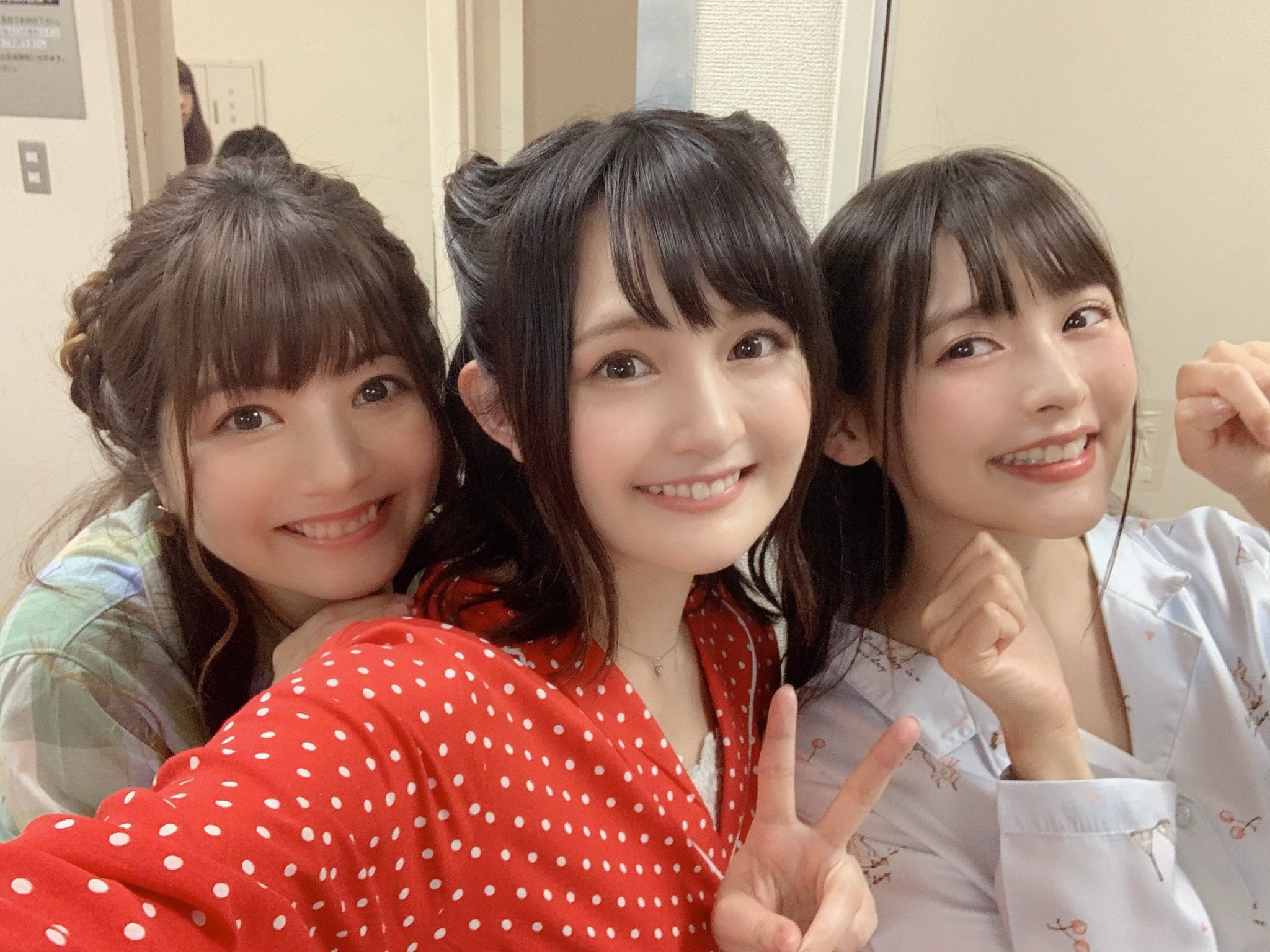 西明日香 終わってからみんなと記念に写真撮ったよ Wˇ みもりんとのツーショットでなぜこの口になったのかは謎w ひもてはうすの住人は同じ空間で無茶振りやらされるから みんな戦友 いや 家族みたいな感覚になるんだろなぁ ひもてはうす