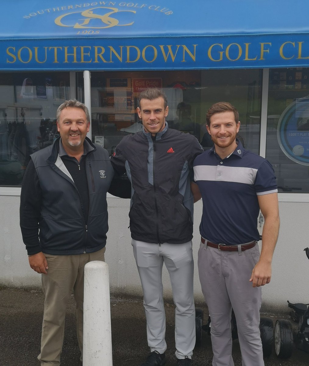 Great to have Welsh Football star <a href="/GarethBale11/">Gareth Bale</a> #upthedown today!

📷 <a href="/SoutherndownPro/">SoutherndownGolfShop</a> John Peters and Assistant Pro Simon Askins