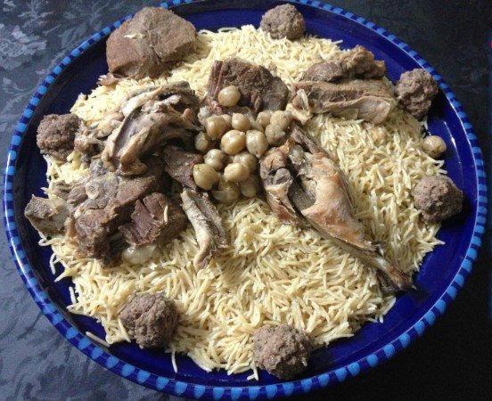 GRITLIYAoriginaire du Constantinois. C'est une pâte traditionnelle qui ressemble aux vermicelles, préparée artisanalement par les femmes. Comme le couscous, ces pâtes sont cuites à la vapeur puis plongées dans un bouillon à la viande d'agneau, pois chiches et boulettes de kefta.