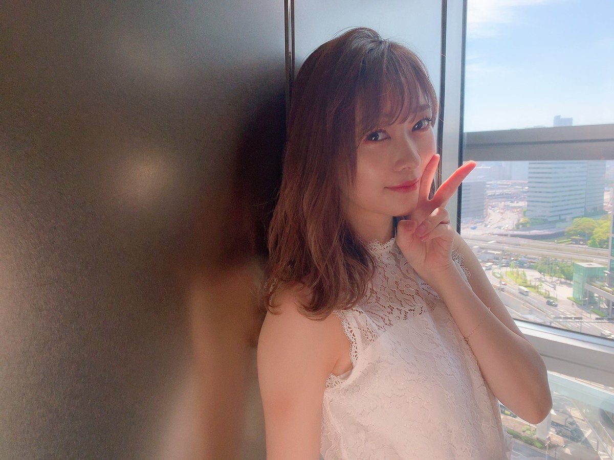 指原 莉乃 基本的にエグイくらい日焼け対策してるわたしなんですが 唇にはshiseidoのuvリップ 目はトパーズがuvカットなのでそれをつけです この日はデートトパーズ 目から入る紫外線も対策したほうがいいみたいです Uvカットのメガネやコンタクト