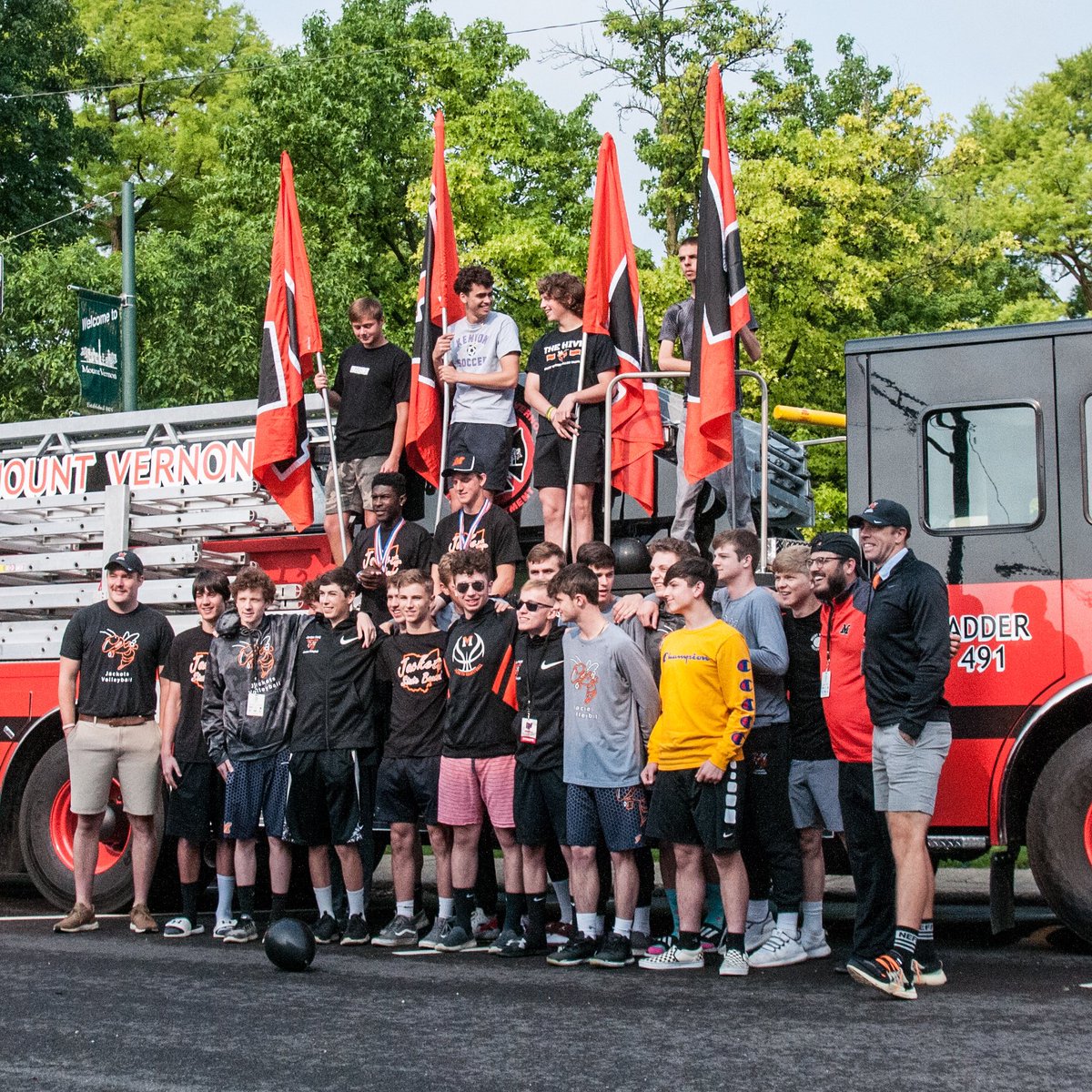 mountvernonnews's tweet photo. #FilltheSquare this morning in #mountvernonohio before the @mv_jacketsvb head to the State Final Four in #Columbus  https://t.co/jX1PbtzVDB https://t.co/KpCJnpEyAj