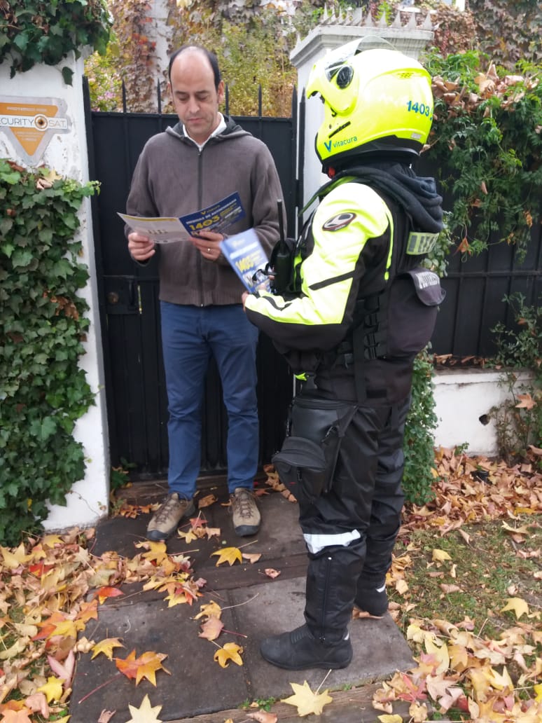 amszo_cl's tweet photo. Seguridad Ciudadana de @MuniVitacura recorre la comuna informando y respondiendo consultas de vecinos sobre los programas de seguridad de Vitacura. 📸 Barrio Manuela Cañas. #AMSZO https://t.co/3DFCTLHYKd
