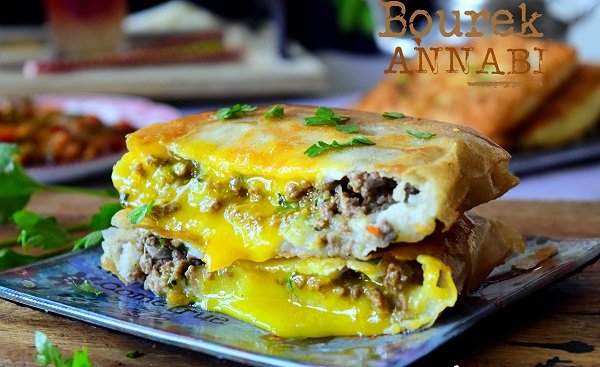 BOUREK ANNABIOriginaire d'Annaba. C'est une entrée salée faite à base de feuille de brik, farcie de pommes de terre en purée et d'un mélange de viande hachée, d'oignons, de fromage et de persil surmonté d'un œuf cru assaisonné le tout repliée et trempée dans l'huile bouillante.