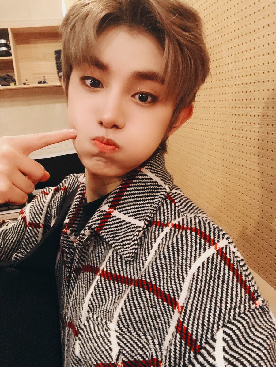 OnlyOneOfmember's tweet photo. [ #밀 ] 여러분들 오늘 너무 고생많으셨어요....ㅠㅠ😂😂😂
인기가요부터 카페까지 여러분들 진짜 너무 감동적이고 매일 여러분들이 관심 가져주셔서 저 밀이는 정말 영광입니다!!!!!😊😍😊😍
앞으로 서로 행복한 추억 쌓아나가는 좋은 친구가 되어요!!❤️
오늘도 다들 수고했어용 항상 화이밀🤩🤩 https://t.co/xro1qwCPU0
