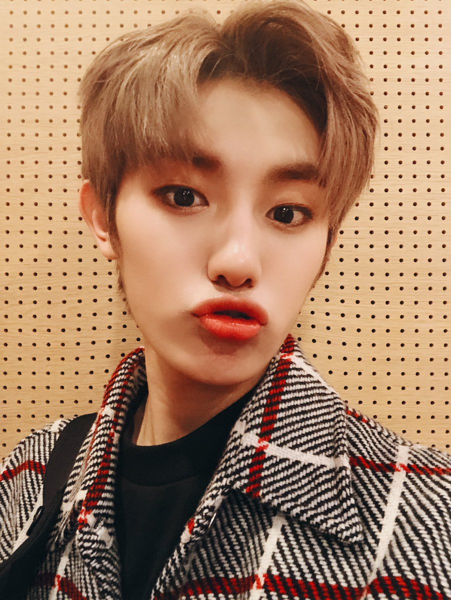 OnlyOneOfmember's tweet photo. [ #밀 ] 여러분들 오늘 너무 고생많으셨어요....ㅠㅠ😂😂😂
인기가요부터 카페까지 여러분들 진짜 너무 감동적이고 매일 여러분들이 관심 가져주셔서 저 밀이는 정말 영광입니다!!!!!😊😍😊😍
앞으로 서로 행복한 추억 쌓아나가는 좋은 친구가 되어요!!❤️
오늘도 다들 수고했어용 항상 화이밀🤩🤩 https://t.co/xro1qwCPU0