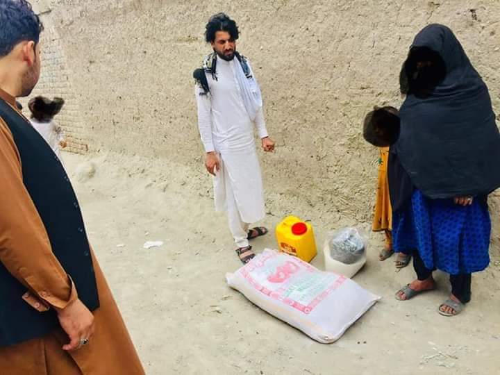 MuqadasaAhmadz2's tweet image. یوه ورور د نوم د نه ښودلو په شرط د غریبو لپاره ۱۰۰$ سل ډالر مرسته کړې وه، موږ پرې شپږ کورنیو ته د اړتیا وړ توکي لکه خوراک، پوښاک او د اختر وچه مېوه واخیسته.
پدې کورنیو کې د یوې کورنۍ سرپرست معتاد او پنځه نورې کورنۍ یتیمانې او بې سرپرسته وې.