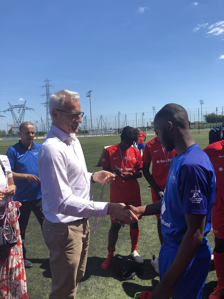 DSpanhove's tweet photo. Remise des médailles par @RebertRaphael aux joueurs de Bretigny Fcs U19, vainqueur du match contre Mantois. Un beau match!
@Yvinecsonia @LPIFF75 @CreditMutuel https://t.co/nvGBJgZjqc