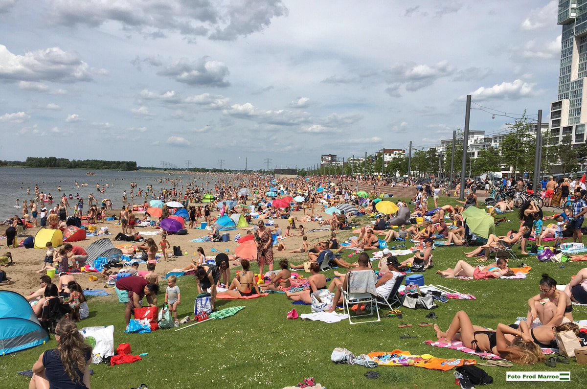 Ook dit is #Rotterdam. Het strand van #Nesselande wordt vandaag zeer goed bezocht. Met de “Strandexpress” (metrolijn B) komen nog steeds nieuwe badgasten aan. Even zoeken, maar er is hier en daar nog wel een plekje te vinden in het brandende zand…
#zomerinrotterdam