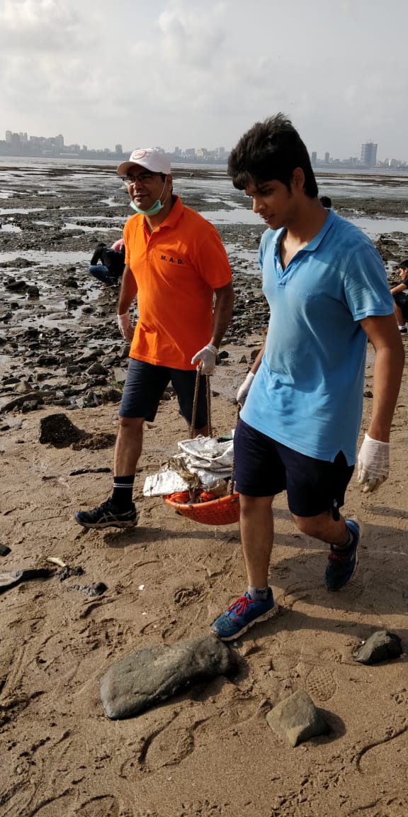 MAD4India's tweet photo. Team MAD with full swing working to clean the Dadar beach @MAD4India #MAD4India @chareshshah @PMOIndia @republic #beachcleaning #cleanindia https://t.co/UidwDmxLIb