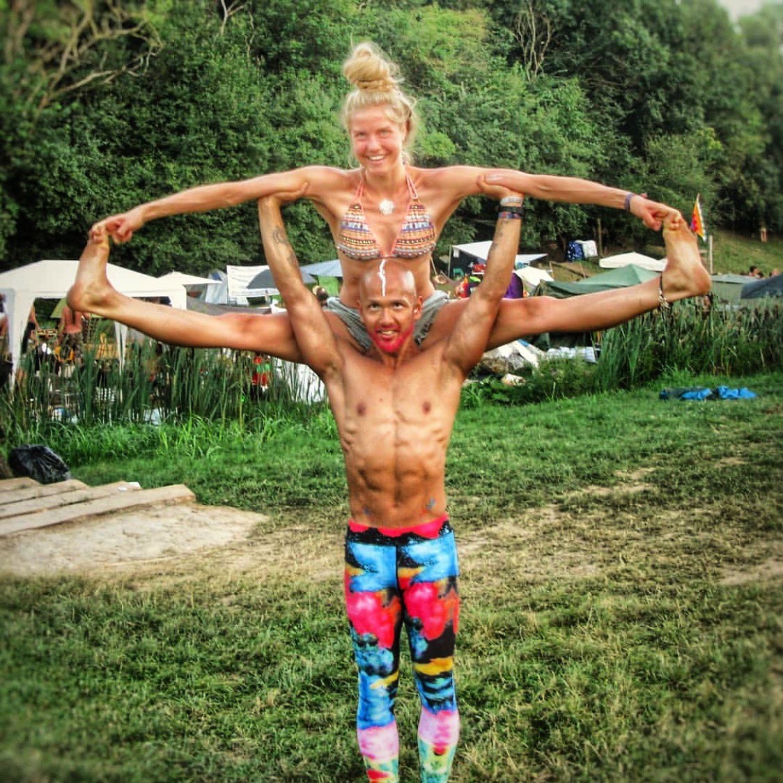 How to pick up hot festival chicks @feuerlust 
#meggings #mensleggings #meninleggings #partystyle #gymstyle #party #festival #festivals #festivalfashion #party #mensfestivalfashion #aerial #yoga #yogi #yogafestival