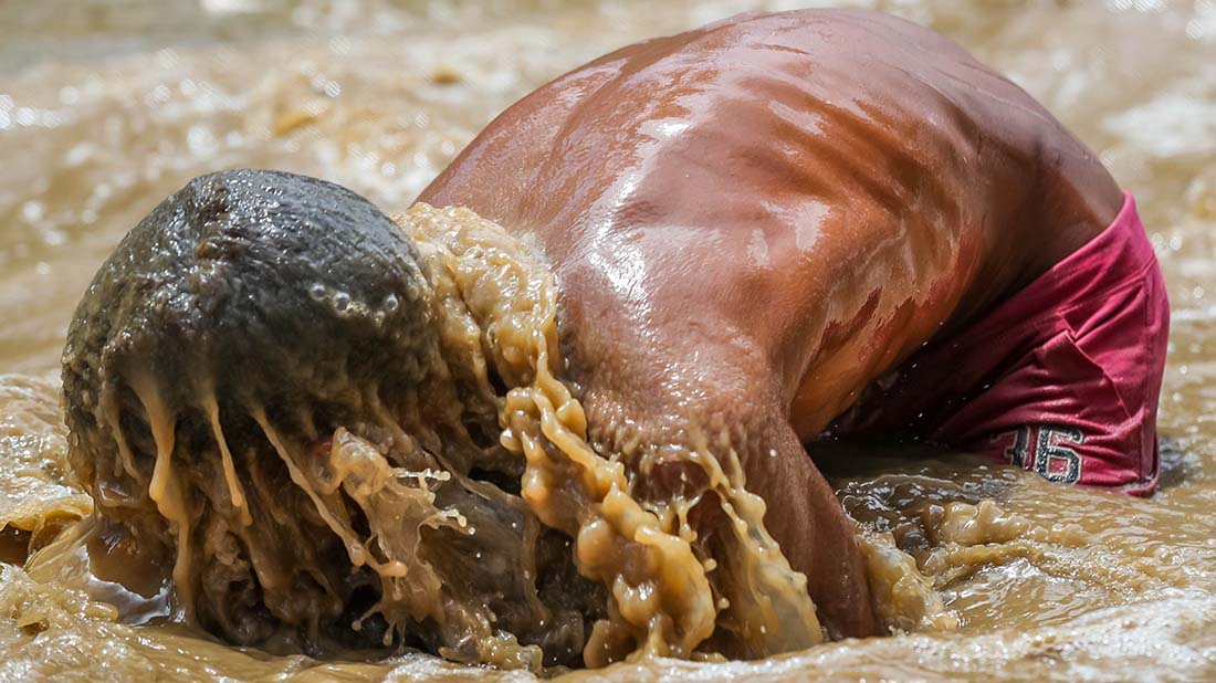 Candidata 1⃣

Imágenes muy fuertes —pero demasiado impactantes— de los chamos que buscan objetos de valor en las aguas del Guaire. Cortesía de <a href="/RaulTNT/">Raúl</a> y @VenezuelaEFE 

#Hilo con votación...
Las mejores fotos que vimos esta semana mientras amasábamos las #Arepitas