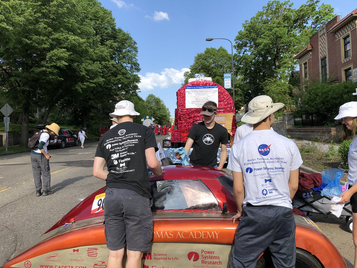 staevt's tweet photo. Waiting for St Paul’s Grand Old Day parade to start! @NASAedu @customink @shell_ecomar @PowerSystemsRes @RoverChallenge #NASA_WEAR #NASARadworks https://t.co/EsGpgYH70L