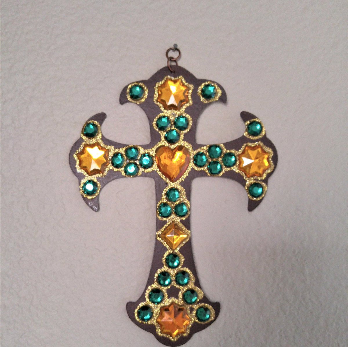 chestnutcrochet's tweet photo. Sharing for Kristine Cullinan on Etsy

Really love this, from the Etsy shop BohemianGirlArts. https://t.co/7IXNFJnXtZ #etsy #housewares #homedecor #decoratedcross #greenandgold #rhinestonecross #wallhangingcross #metalcross #easytohangcross #lightweightcross https://t.co/B0Haacfojl