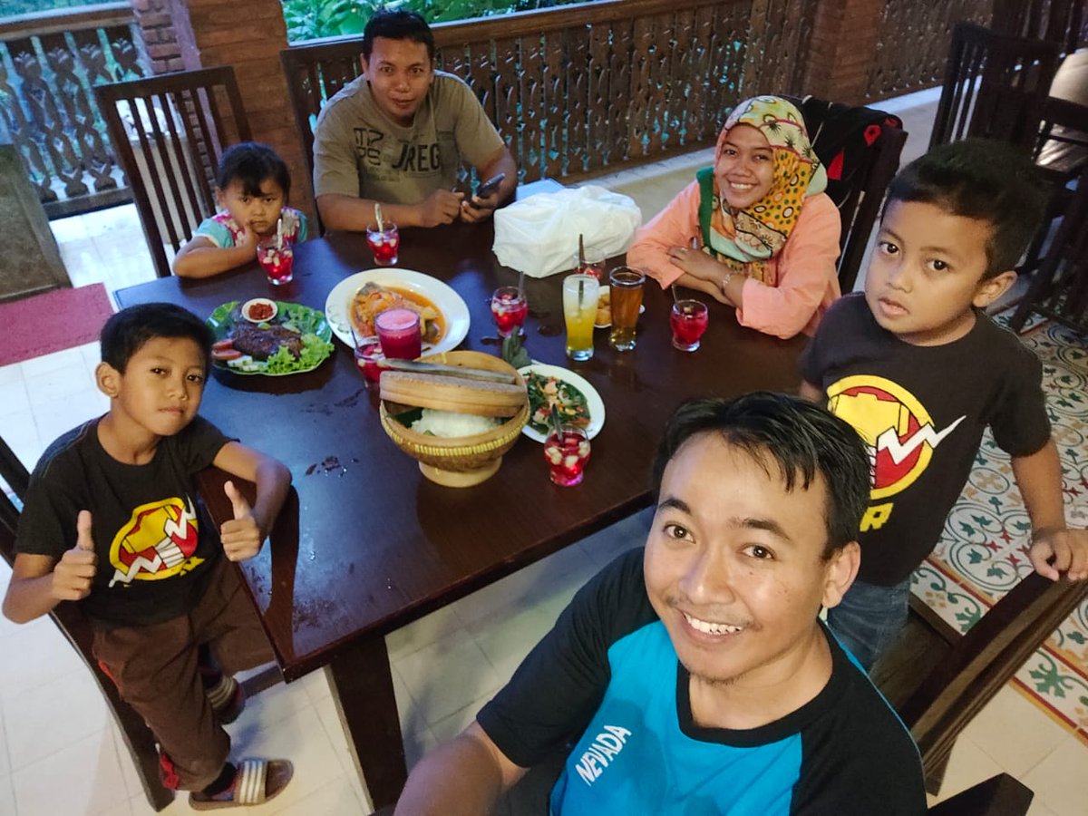 promamat2's tweet photo. @Pesbukers_antv1 @vivo_indonesia @ANTVOfficial_ Bukber bareng sahabat sejak SMA saat mudik pulang itu seru lho..duluu yg masih geng single skrg geng with krucil #PesbukersRamadanVivo #vivov15 @vivo_indonesia @Pesbukers_antv1 https://t.co/Gxhla7SpKL