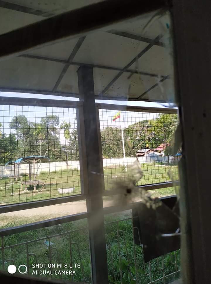 ZawKay1's tweet photo. Myanmar #Tatmadaw fired Myaung Bwe hospital and it's staff resident today.
Attacks on hospital is a grave human right violation. https://t.co/5RmSaWOKK7