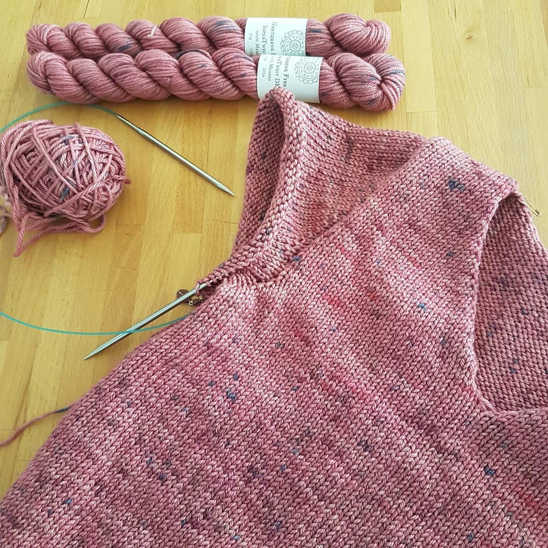 Yarnz_nl's tweet photo. And I'm back on sleeve island! 🏝
And you know what, it's a nice place to be 😄
#selfishknitting #knittingaddict #Sundayknitting #nurturingfibres #SupertwistDK #handdyed #animalfriendly #merinoyarn #wool #sweaterknitting #topdownknitting #slowfashion #knitting #Yarnznl https://t.co/ETp8g9pg93