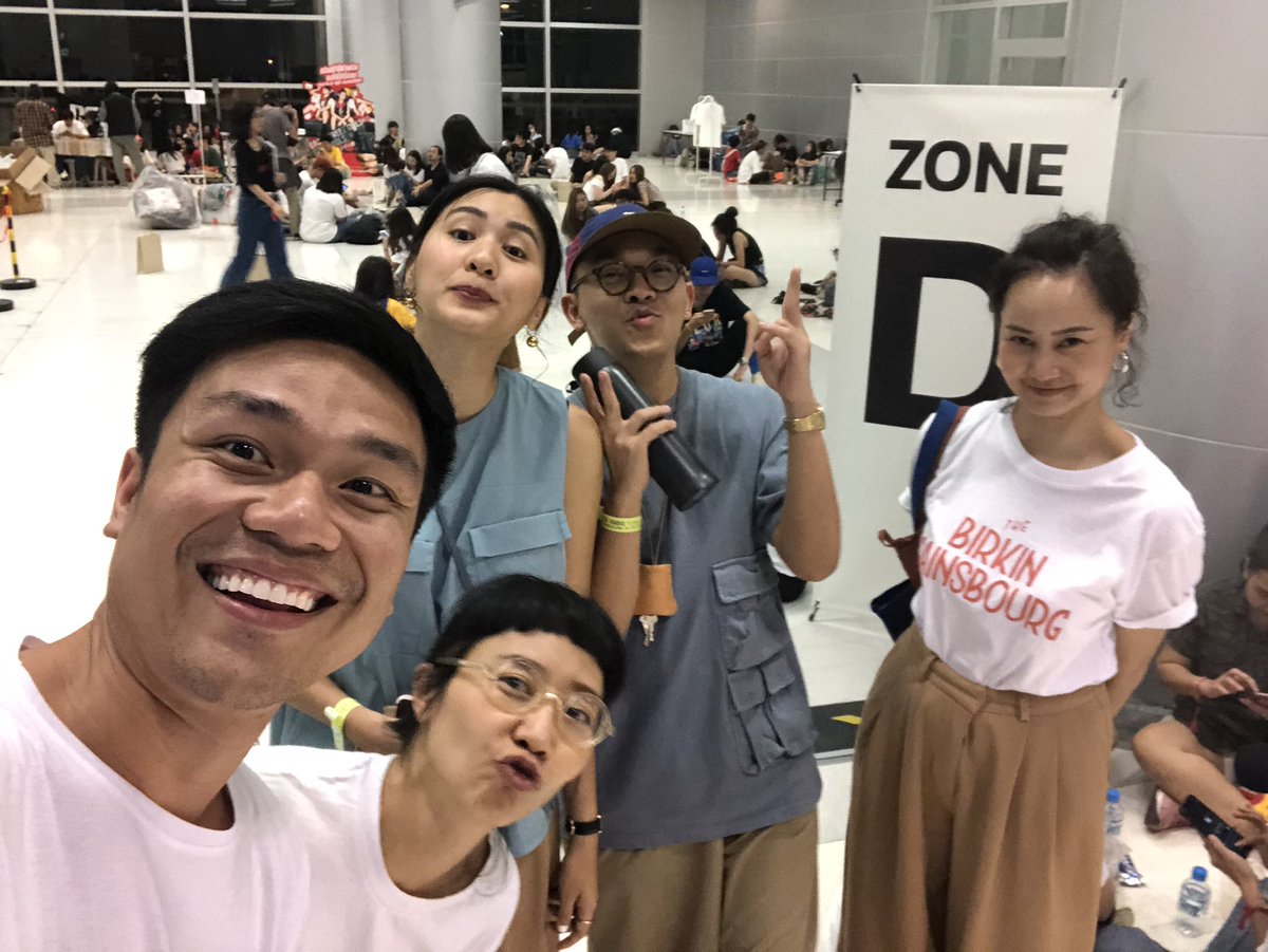 supparodnan's tweet photo. เถ้าแก่จากแบรนด์ฮอตที่สุดในงาน #cattshirt #catradio #cattshirt6 @BOOSLUR https://t.co/aYfXcsyqAn