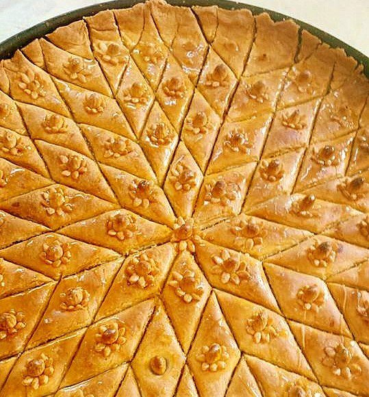 BAKLAWAD'origine Ottomane. En Algérie, les morceaux de Baklawa sont piqués d’une amande au milieu. Ceci n’est pas spécialement pour décorer, même si ça rajoute au prestige du gâteau, mais cette amande est là, également pour maintenir les feuilles de pâte au dessus de la farce.