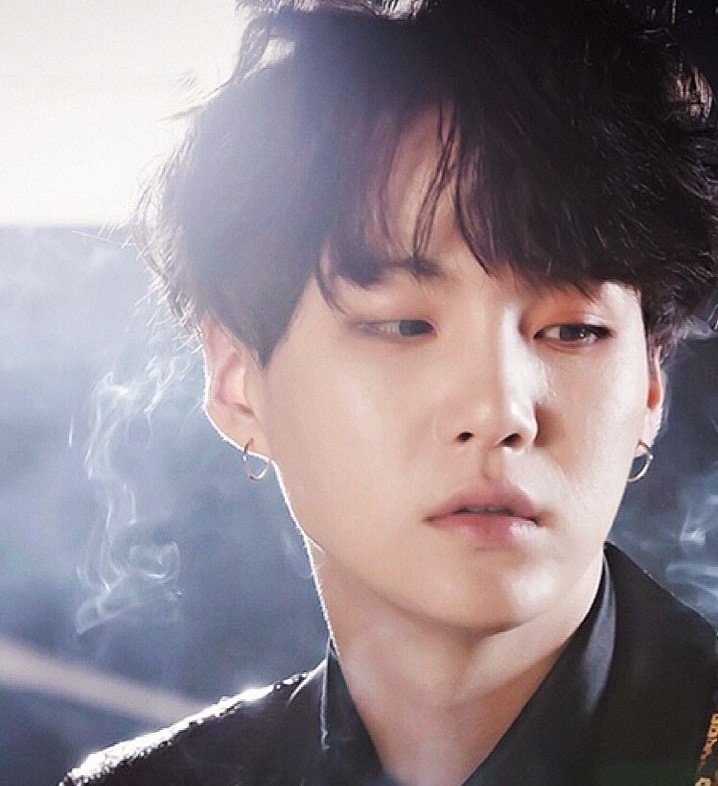 lesbicalico's tweet photo. #YJweek19 #19day6
Yoongi es hijo del dios de la muerte y la diosa de la luna, una existencia eterna y solitaria que a veces sueña con ojos amables y una sonrisa, sin recordar al mortal que intercambió su vida y su tiempo por la de él para así salvarlo de morir. https://t.co/ojn1yCDfbs