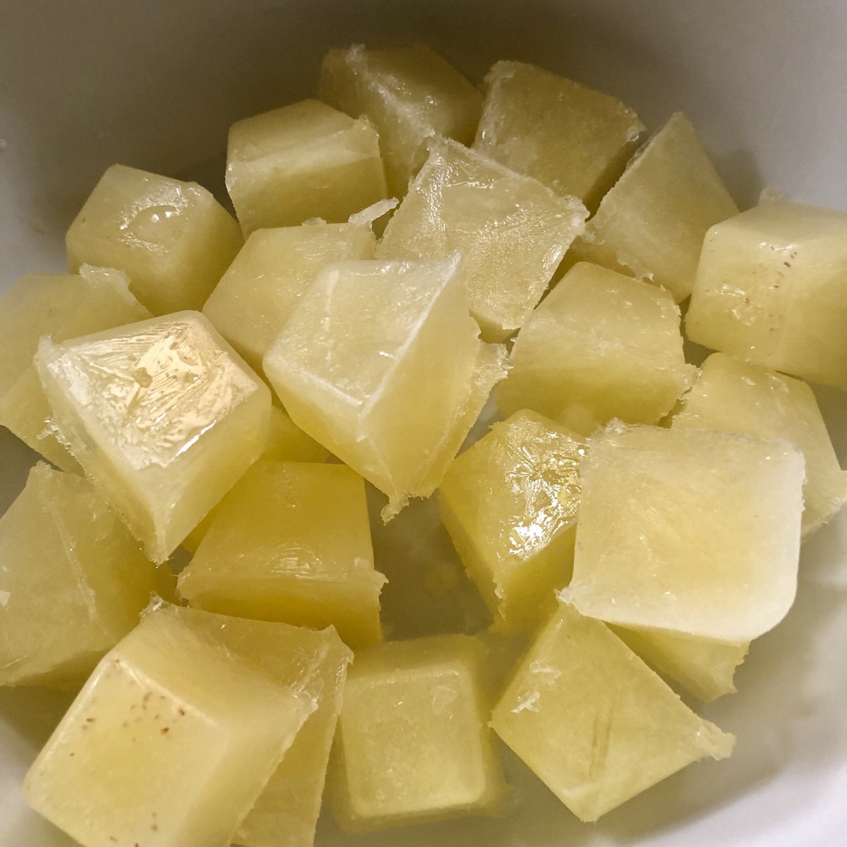 まきぽん A Twitter 実家で収穫したレモン 果汁を凍して100 レモン氷を作ってみた レモン氷は夏に炭酸と割ったり 溶かせばレモン汁になる訳で 美味しく頂く予定 そういえば ローズマリー とレモンとミントでチンキを作れば虫除けスプレーになるとか