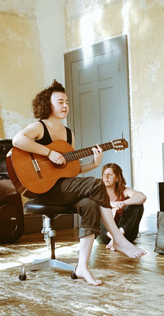 __jamielynch's tweet photo. Something special about seeing these great acts unplugged for the afternoon at #unamplifire.
#gig15 #acoustic #music #festivals #sun #folk #london #livemusic https://t.co/irEUBiuJ73