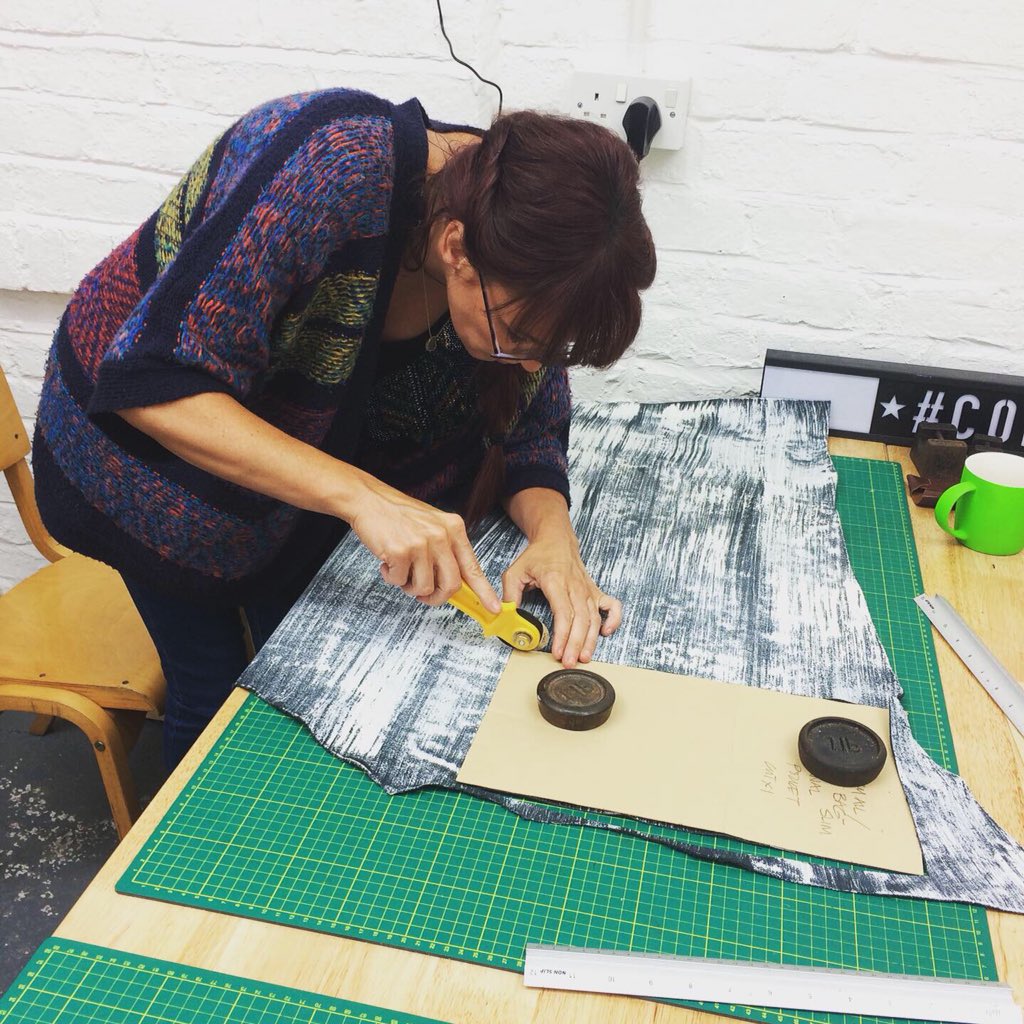 deborettecreat1's tweet photo. Another great Carry All/Tote bag shortcourse yesterday. These ladies did good! 🔨✂️👜 ☺️#deborettecreative #imadeitinthejq #myjq https://t.co/7SBWytoIrw
