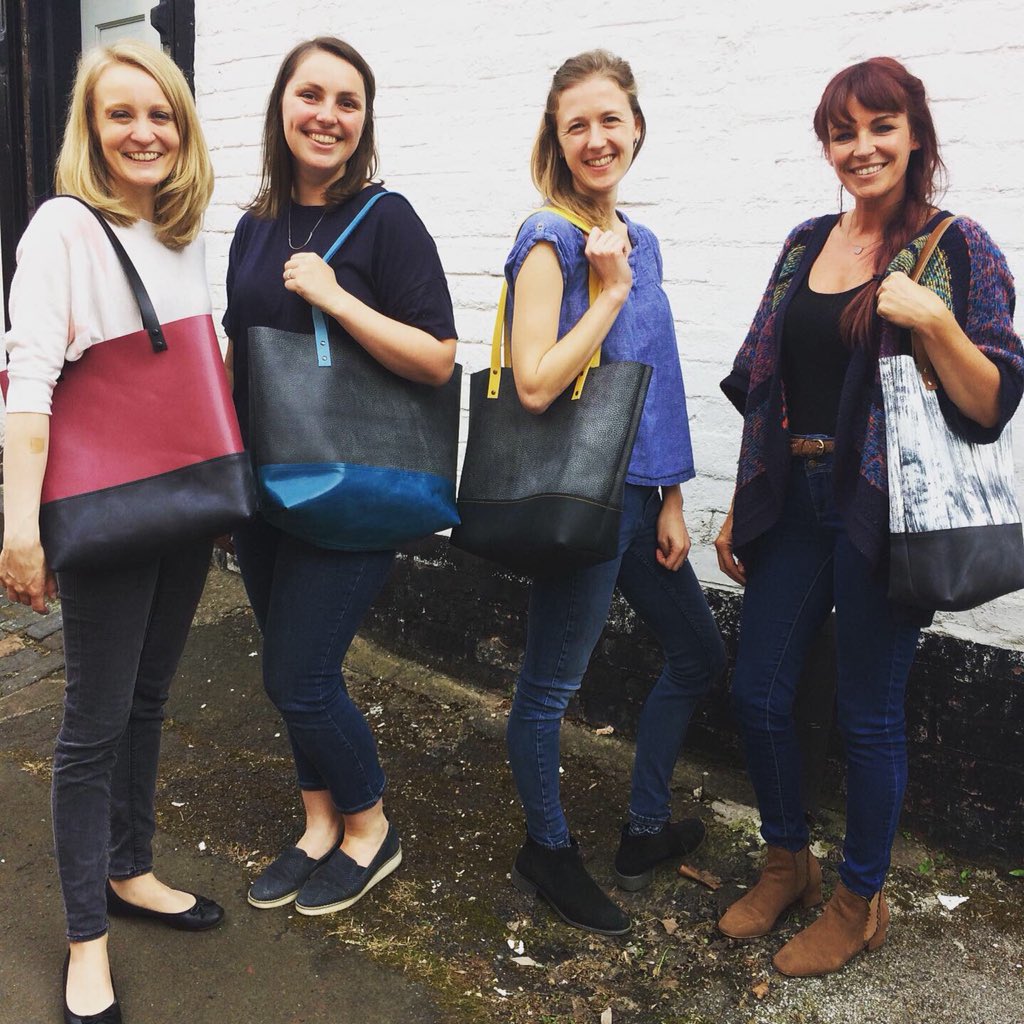 deborettecreat1's tweet photo. Another great Carry All/Tote bag shortcourse yesterday. These ladies did good! 🔨✂️👜 ☺️#deborettecreative #imadeitinthejq #myjq https://t.co/7SBWytoIrw