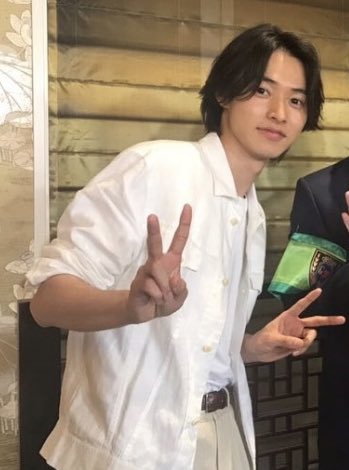 _knkn97's tweet photo. 22さいになりました。（だから）
山﨑さんの✌🏻✌🏻 https://t.co/azwA5U4jFW