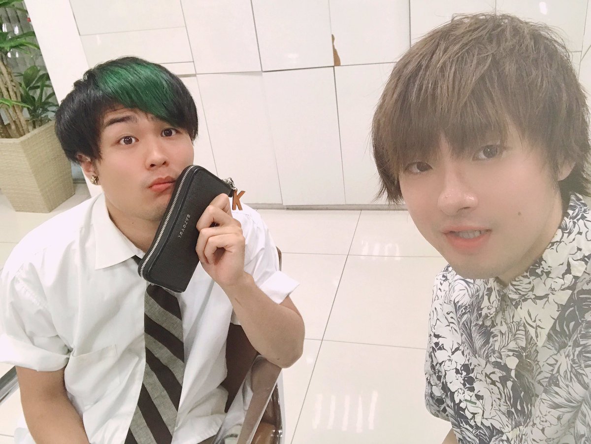 クロ 考察美容師 Twitterren はじめしゃちょーの畑の動画でも公開されましたが けんすけ Hajimenosimobe の一部分だけカラーチェンジ罰ゲームで 前髪を 緑 にさせてもらいました けんすけの力でこの前髪カラーをアリアナグランデのようにオシャレに